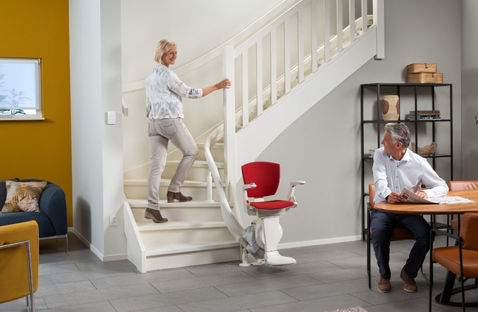 De trap blijft beloopbaar doordat de traplift in de binnenbocht is geplaatst.