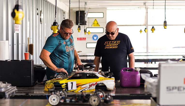 EVMC in de werkplaats werken de monteurs aan hun auto's