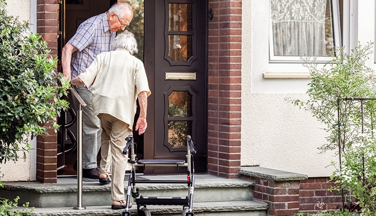 Deze huurwoning heeft nog geen traplift, meneer en mevrouw moeten zelf het trappetje op lopen.