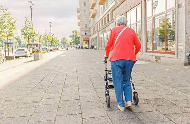 Eenzaamheid bij ouderen is het gemis van sociale contacten en het missen van waardevol contact.