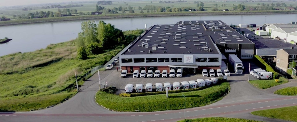 De fabriek van Koninklijke Otolift Trapliften aan de dijk