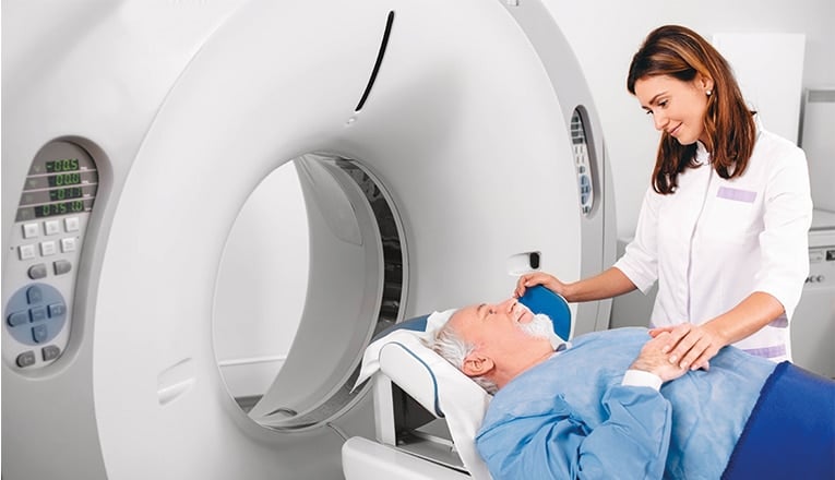 Een arts doet onderzoek door middel van een CT-scan om te achterhalen of de patiënt een TIA, herseninfarct of een hersenbloeding heeft gehad.
