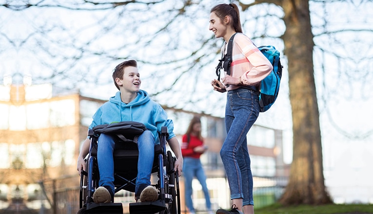 Door de ziekte van duchenne zitten zieke jongens vaak vanaf hun 10de jaar in een rolstoel.