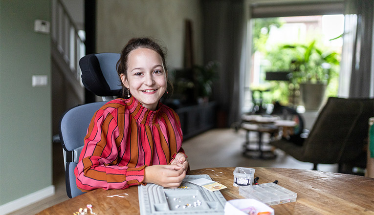 Lynn ketting aan het rijgen