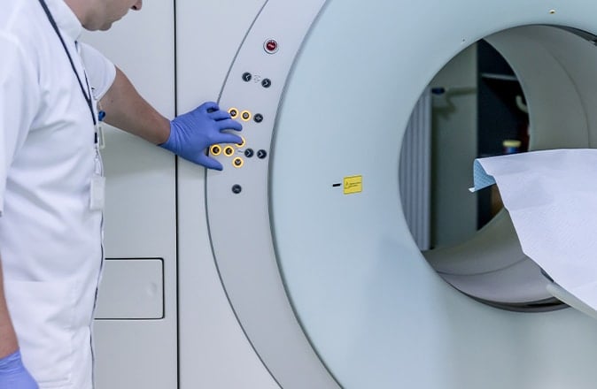 Een arts bedient een MRI-scanner: een medisch hulpmiddel van de hoogste categorie.