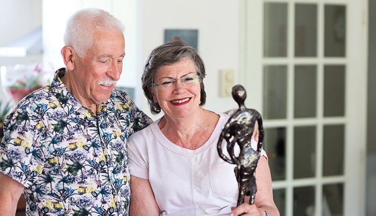 Meneer en mevrouw bekijken een zelfgemaakt beeld