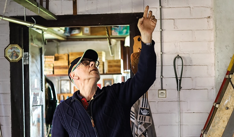 Meneer van jaarsveld in de schuur