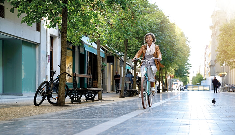 Mevrouw fiets door de stad