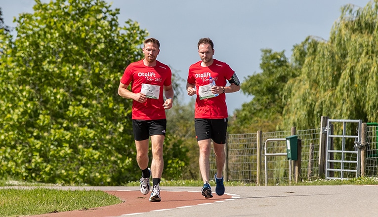 Twee medewerkers van Koninklijke Otolift Trapliften lopen hard voor KiKa tijdens de Otolift Run.