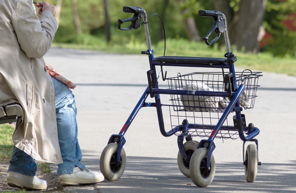 Rollators zijn hulpmiddelen voor valpreventie bij ouderen.