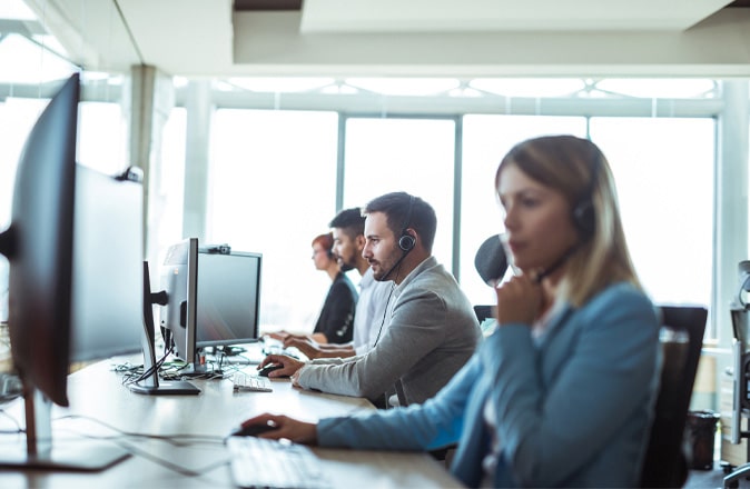 Medewerkers van Otolift staan u graag telefonisch of per e-mail te woord als u uw traplift wilt verkopen of een klacht heeft.