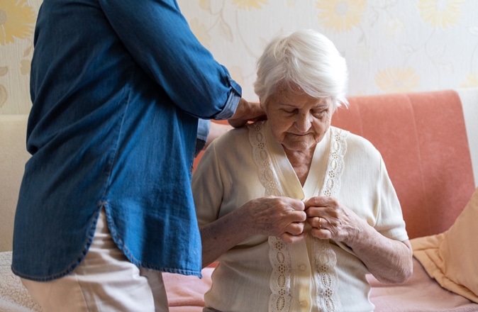 Thuiszorg voor ouderen bestaat vaak uit persoonlijke verzorging, zoals helpen met aankleden.