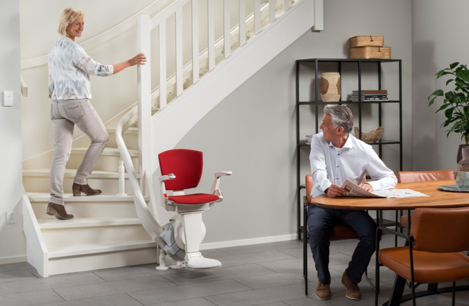 Door de Reverse Drive Technology kan de Modul-Air traplift zelfs op zeer smalle trappen geplaatst worden.