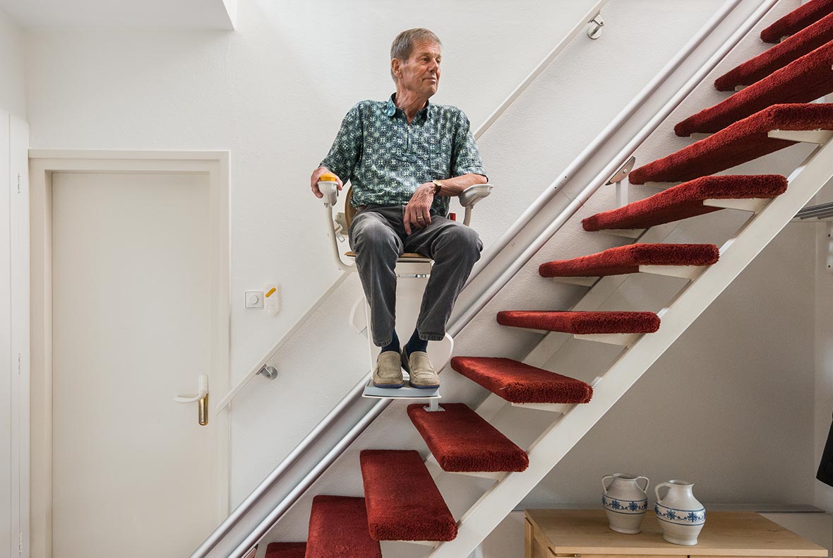 Meneer van Egmond gaat naar boven met de traplift van Otolift.