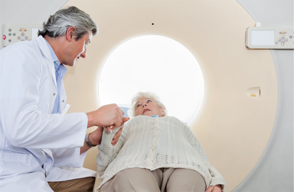 In het ziekenhuis maken artsen een CT- of MRI-scan van de hersenen om te kunnen zien wat de herseninfarct gevolgen zijn.