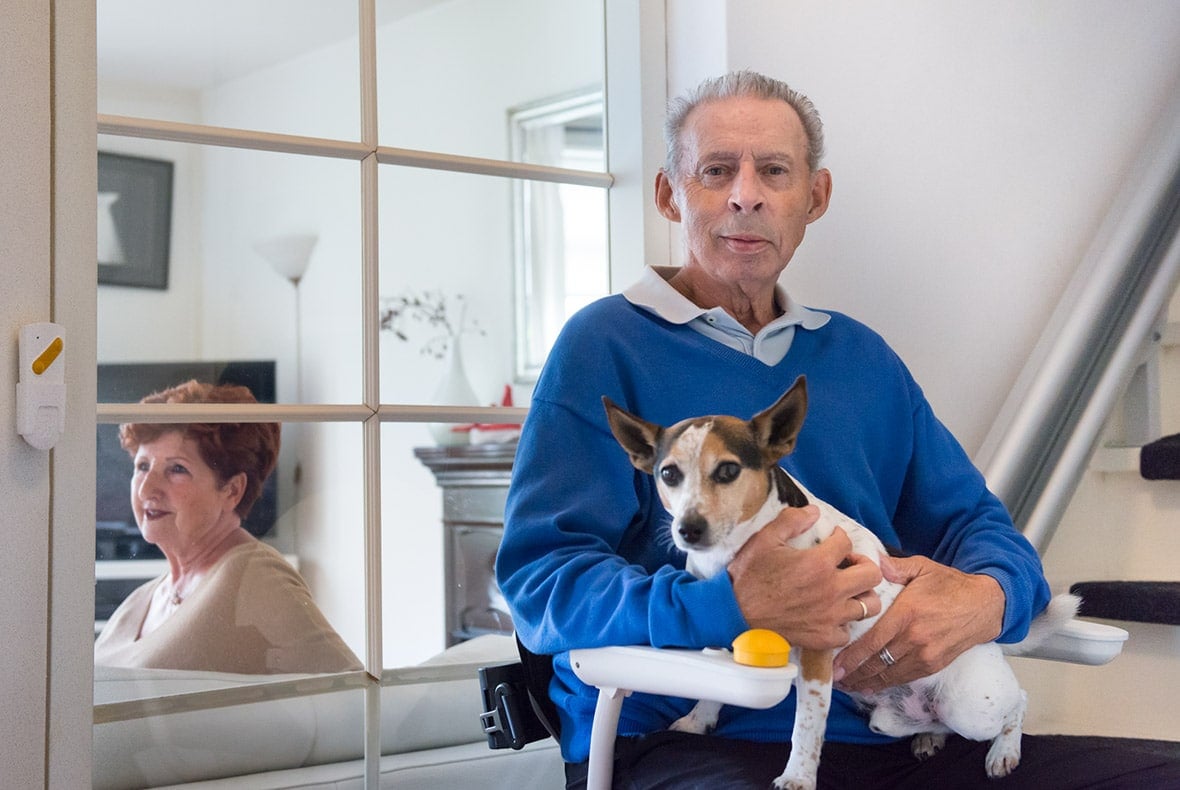 Dhr Jaspers gaat met zijn hond met de Otolift naar boven