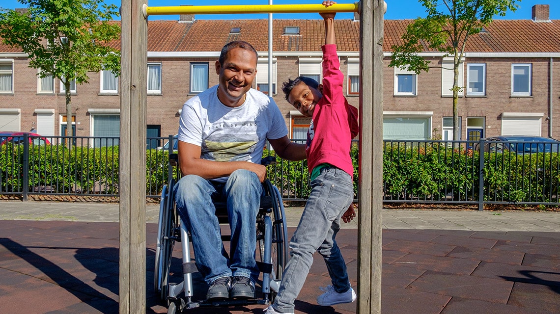 Meneer Rewat kan door een val niet meer lopen