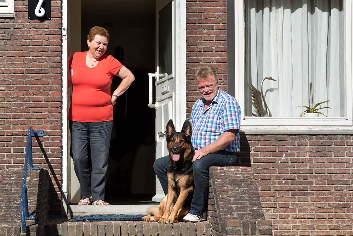 De familie Pool voor de deur van hun geliefde huis