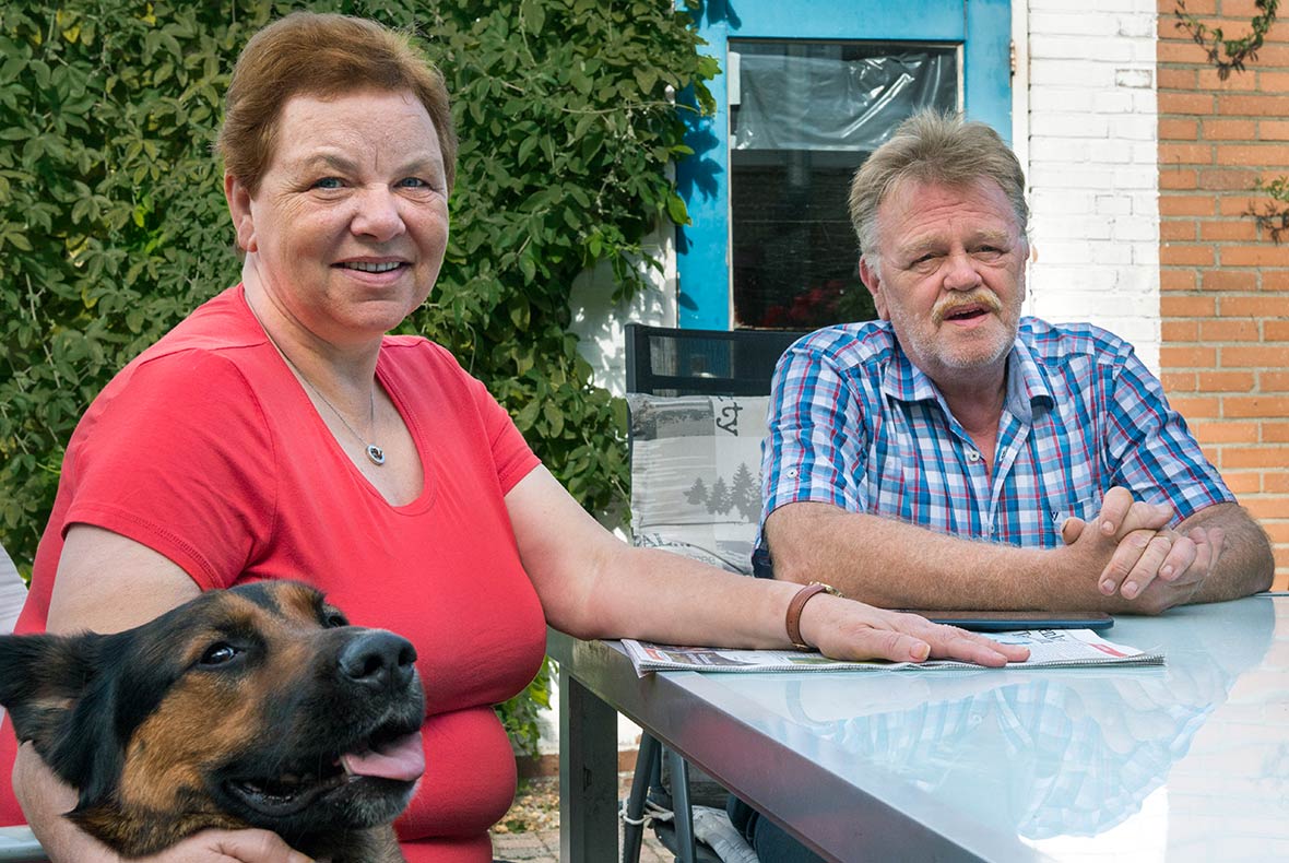 De familie Pool vertelt aan tafel waarom de traplift zo hard nodig is