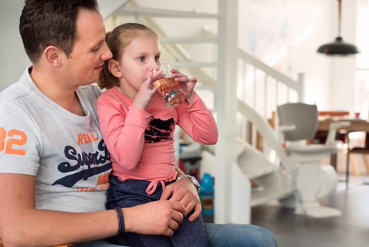 De vader van Tara vertelt over haar stofwisselingsziekte.