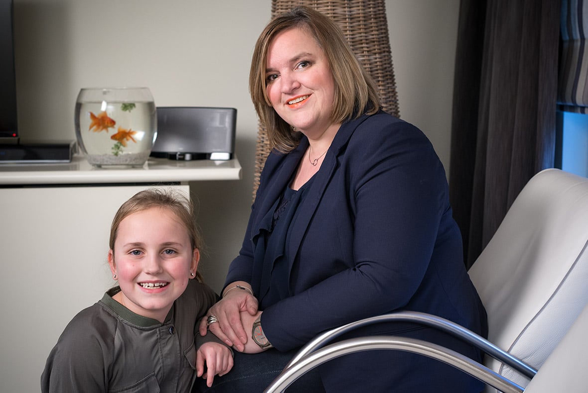 Mevrouw Herrijgers zit met haar dochter in de woonkamer