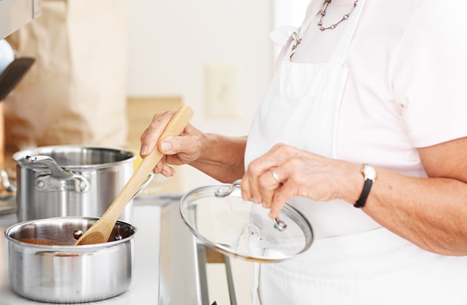 Mevrouw kan langer zelfstandig thuis blijven wonen door aanpassingen in de keuken.