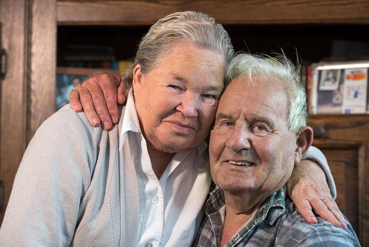 Meneer en mevrouw van der Sangen over de traplift