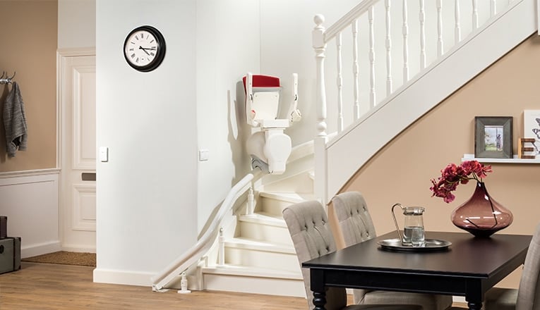 Een traplift past op vrijwel elke trap, terwijl een huislift niet in elk huis past. 